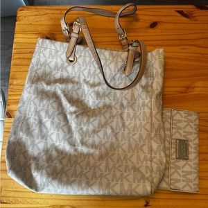 Authentic Michael Kors bag with wallet good condition.